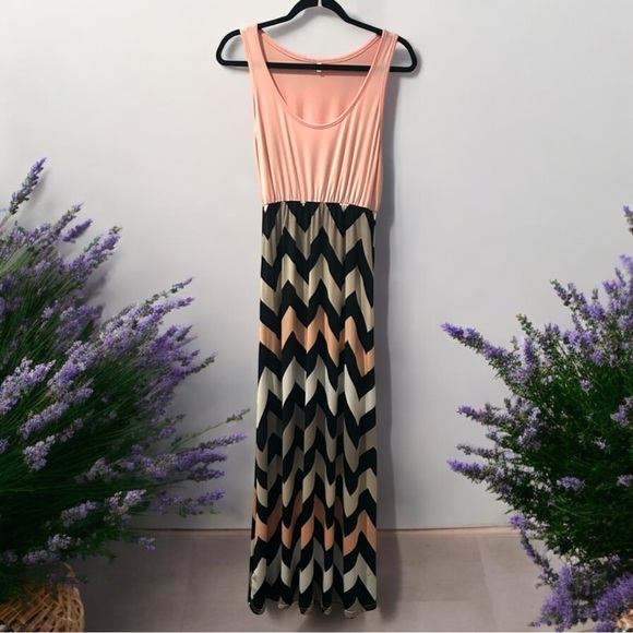 Maxi Dress with Pink Top & Chevron Pattern Bottom, EUC, Size-Med., Relaxed Fit - Picture 11 of 16